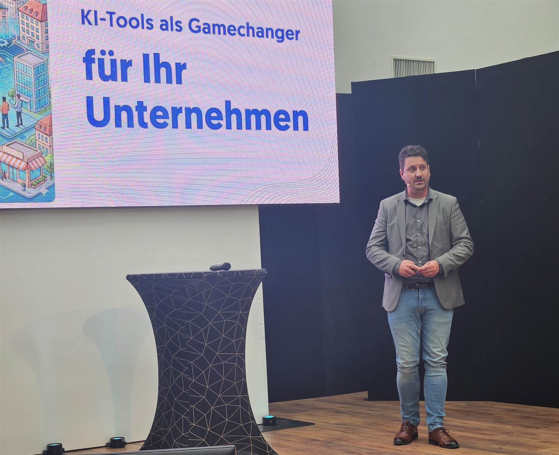 Andreas Gräbner-Omahna hält auf dem KI-Zukunftstag Nordbayern einen Vortrag über KI-Tools für Unternehmen