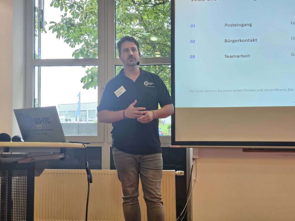 Andreas Gräbner-Omahna erläutert beim KI-Behördentag Einsatzfelder für Posteingang, Bürgerkontakt und Teamarbeit